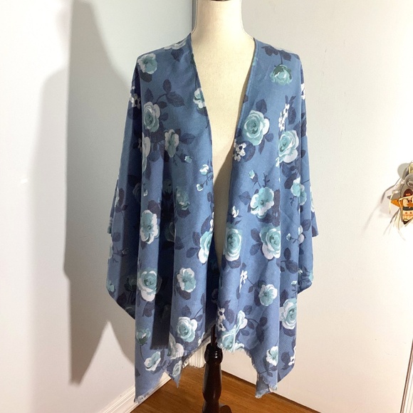 NWT LC LAUREN CONRAD ONE SIZE CHAMBRAY FLORAL PONCHO SHAWL  GREAT CHRIST… - Picture 1 of 7